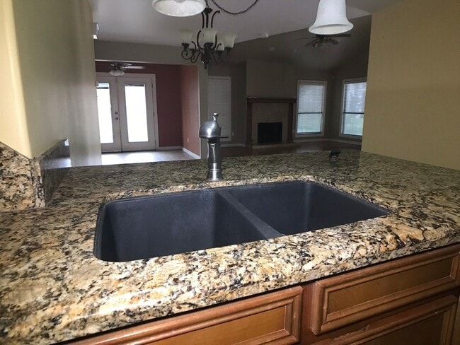 Building Photo - 3Bed/2Bath In Cimarron now Available!