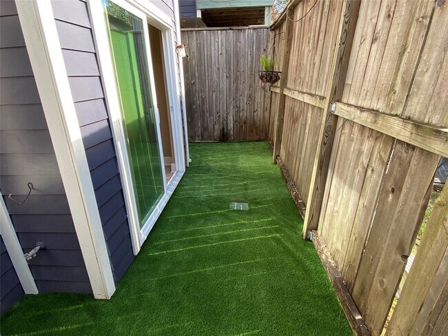 Building Photo - 735 Arlington St