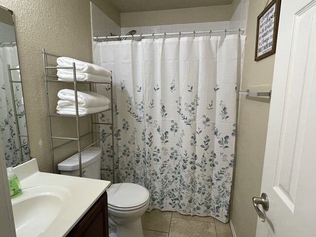 Guest Bath - 1 - 9735 Liberty Grn