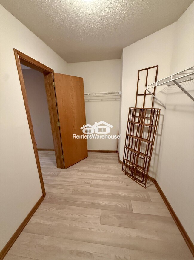 Building Photo - 10445 Fawns Way