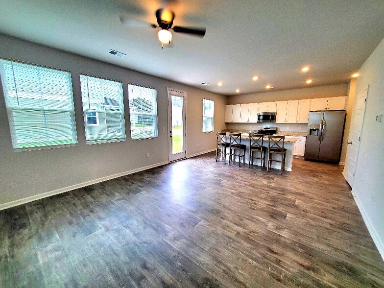 Building Photo - 400 Southern Wren Wy