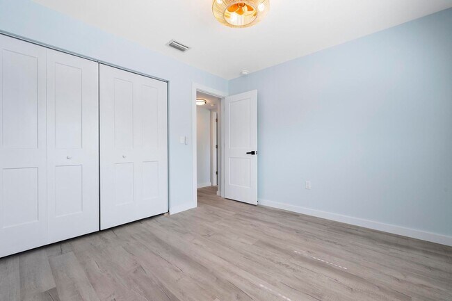 Building Photo - GORGEOUS FULLY RENOVATED 1st FLOOR 2 BEDRO...