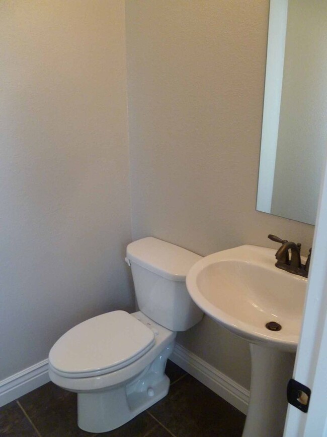 Building Photo - 3 Bedroom 2.5 Bathroom House