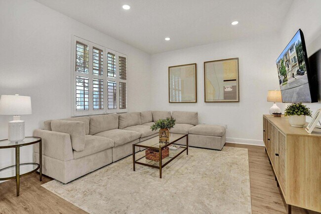 Building Photo - 642 NW 38th Cir