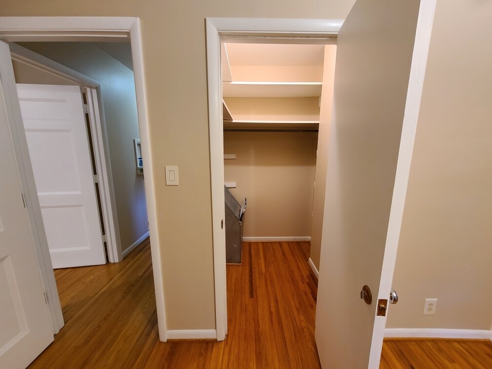 Building Photo - 927 Downey Dr