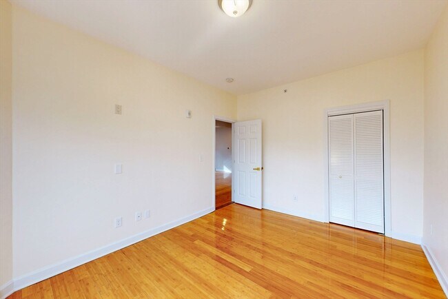 Building Photo - 7 Estella St