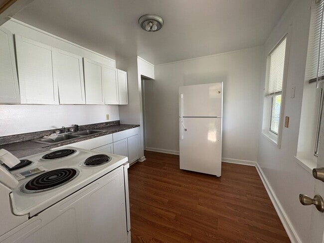 Building Photo - MOVE IN READY