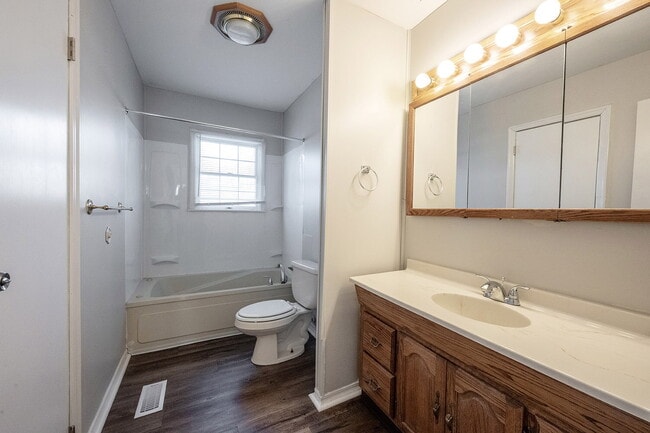 Building Photo - "Charming 3-Bed, 2-Bath Gem on E 35th St w...