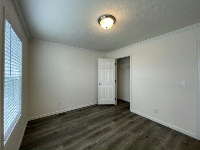 Building Photo - 491 Hillcrest Ln