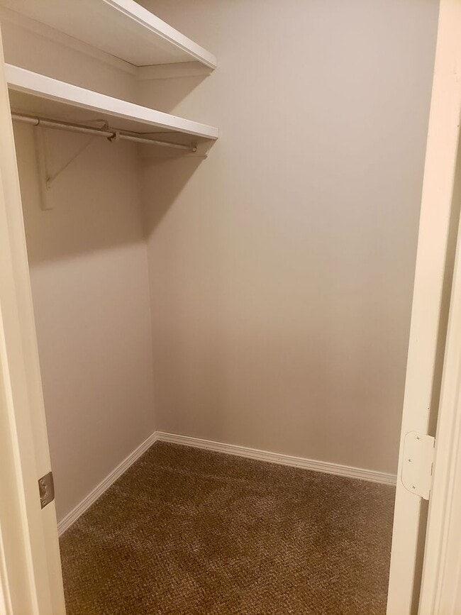 Building Photo - Kickapoo High District w/ Walk-In-Closet