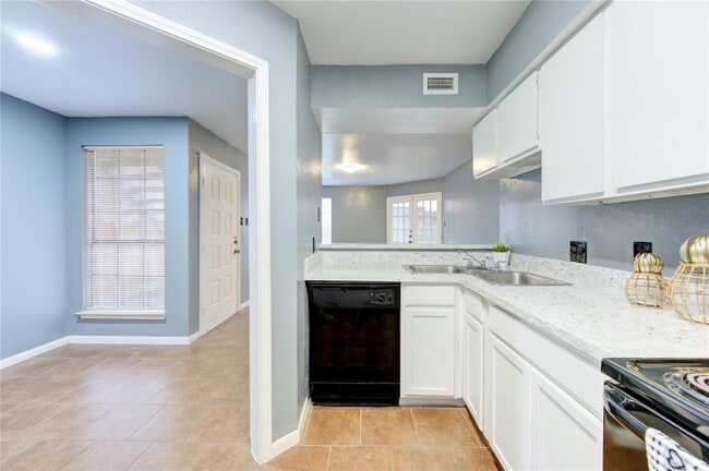 Building Photo - 12500 Sandpiper Dr