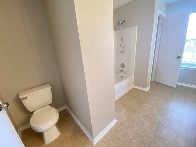 Building Photo - 330 Mistletoe Ln