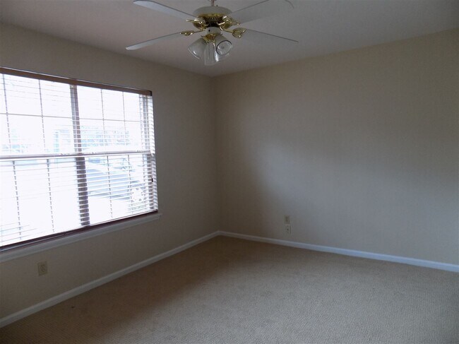 Building Photo - 806 Jamestown Ct