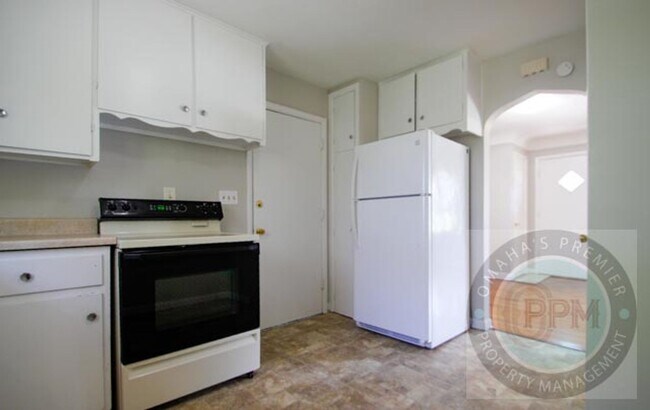 Building Photo - Discover this 3-bedroom, 1-bath home in Omaha, NE,