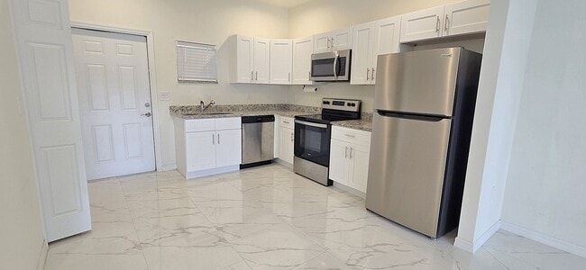 Building Photo - Cute and Cozy 2/1 Single family home