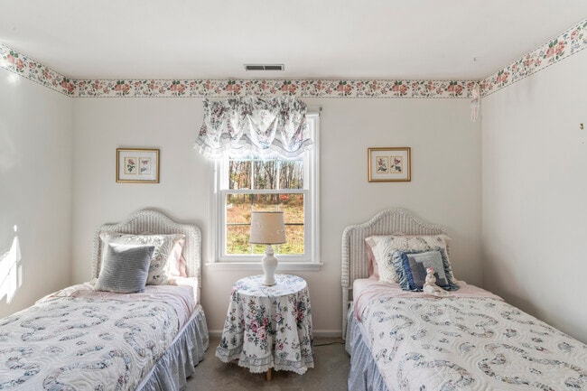 Building Photo - 23 Westview Dr