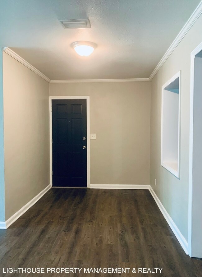 Building Photo - Large 4 Bed/2 Bath House with Carport & Fe...