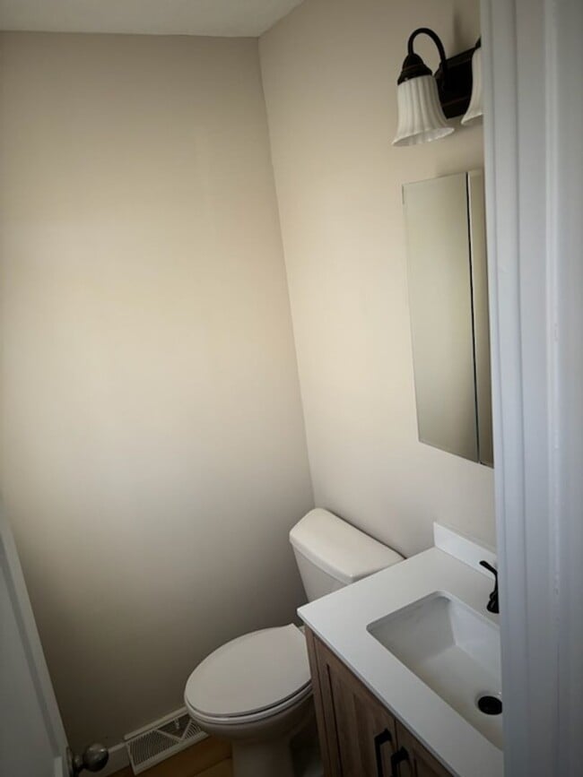 Building Photo - 3BR/2.5BA Home Available 12/1