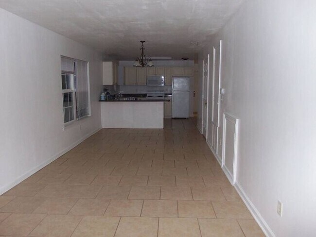Building Photo - 3 Bedrooms 2.5 Baths Townhome Available Now