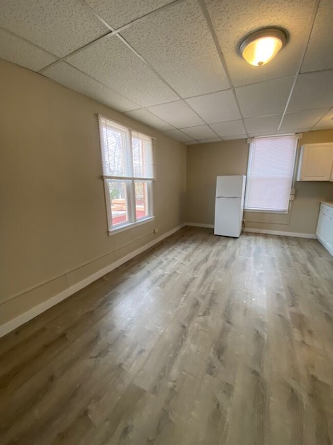 Building Photo - 1 Bedroom Apartment available