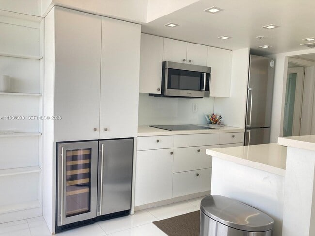 Building Photo - 2555 Collins Ave