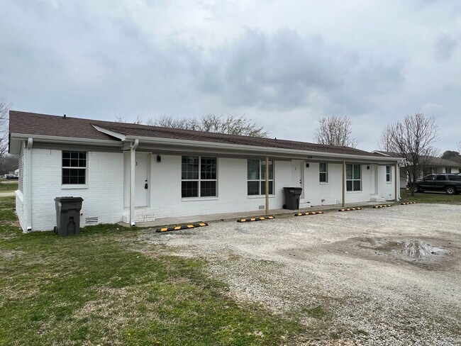 Building Photo - Newly Remodeled 2 Bedroom, 1 Bathroom Triplex