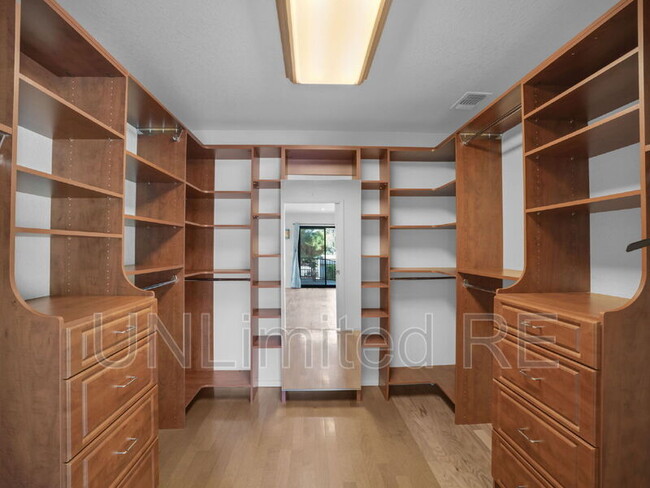 Building Photo - 490 Deer Pass Dr