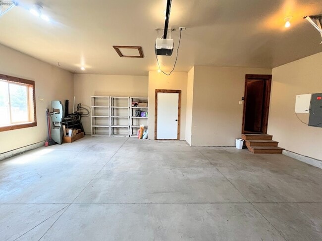 Building Photo - Charming Home with Open Floor Plan & Pet-Friendly Yard – Prime Location!