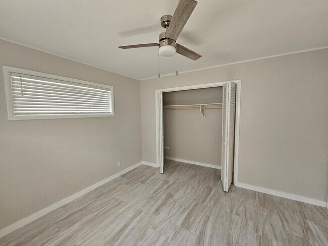 Building Photo - 2502 E Poplar Ave