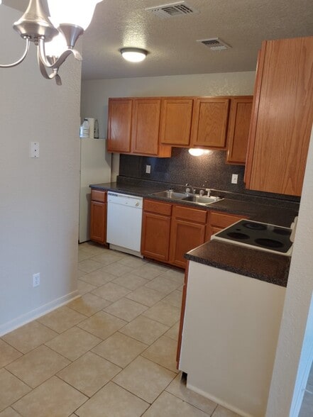 Kitchen - 3208 Hereford Ln