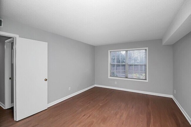 Building Photo - Updated First Floor 2BD/2BA Condo in Forest Ridge!