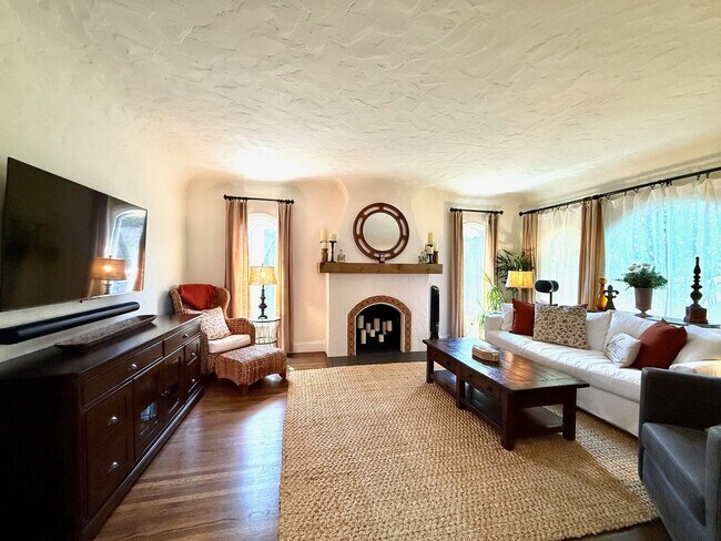 Building Photo - Furnished or Unfurnished Santa Barbara 3 bedroom/2 bathroom Home