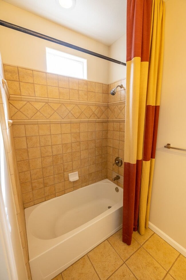 Building Photo - Beautiful 3 bedroom townhouse that is conveniently located