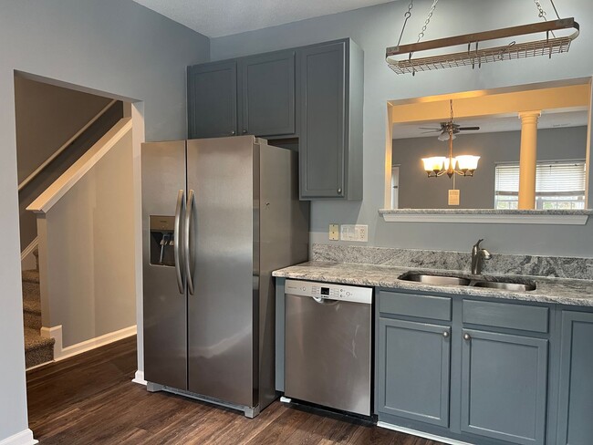 Building Photo - Renovated 3 Bed | 2.5 Bath Townhouse in No...