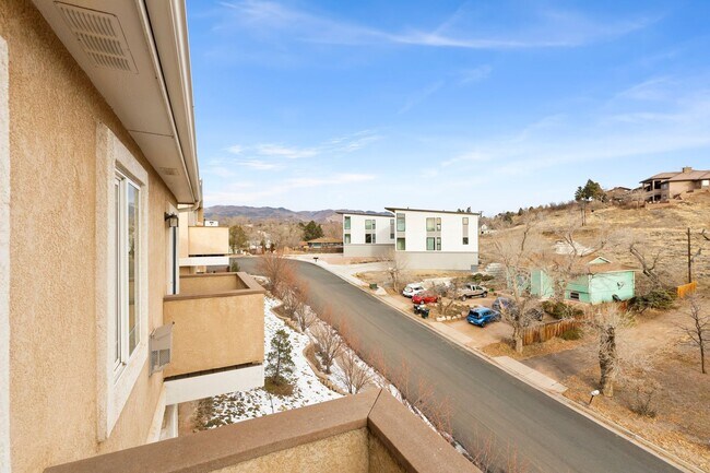 Building Photo - Westside Condo with Mountain Views, Upgrad...