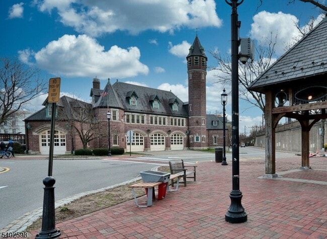 Building Photo - 35 Mews Ln