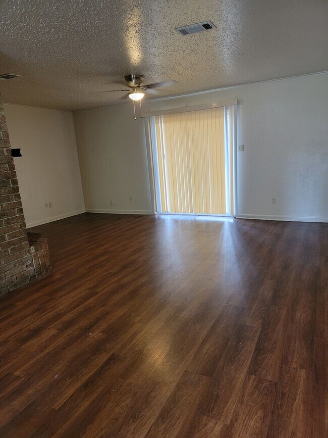 Building Photo - 6411 Frondosa Dr