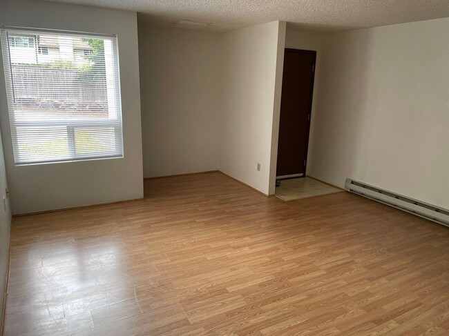 Building Photo - Cozy 2-bed, 1.5-bath Town-house in Edmonds...