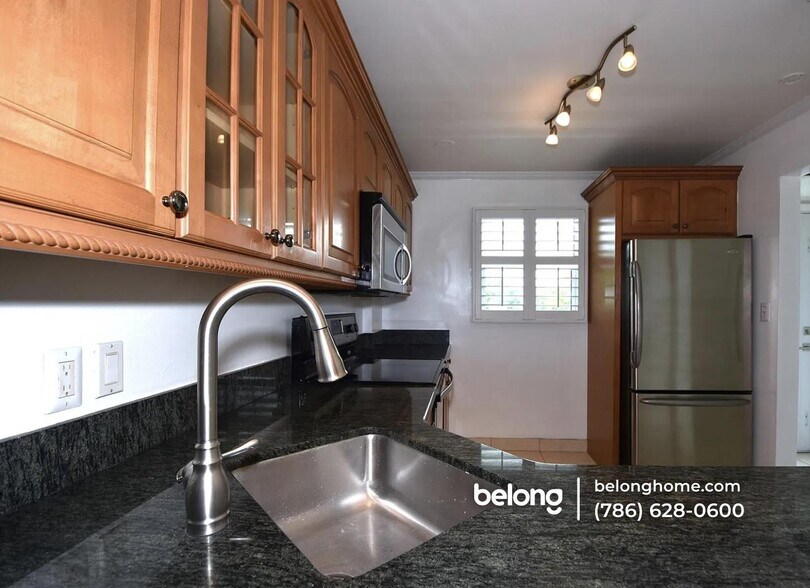 Building Photo - 121 Royal Pk Dr