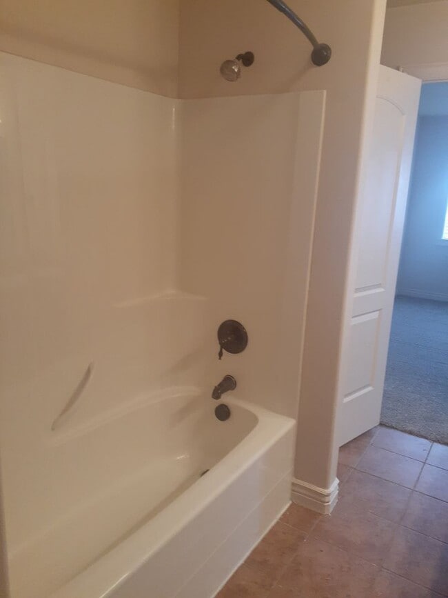 Building Photo - 3 Bed, 2.5 Bath, Rock Creek Townhome