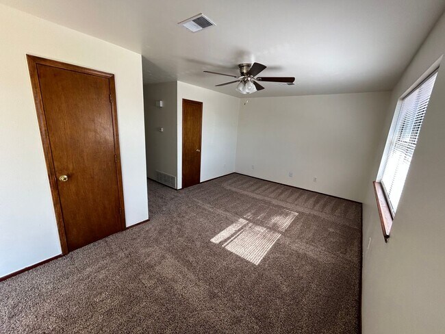 Building Photo - Cute 2 bed 1 bath you don't want to miss!