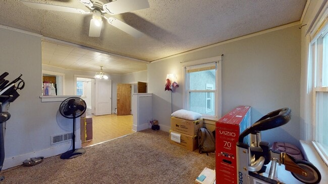 Building Photo - Walk to Restaurants and Shopping