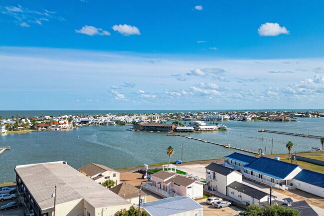 Building Photo - 1902 Bayhouse Dr