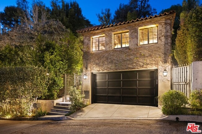 Building Photo - 3300 N Knoll Dr