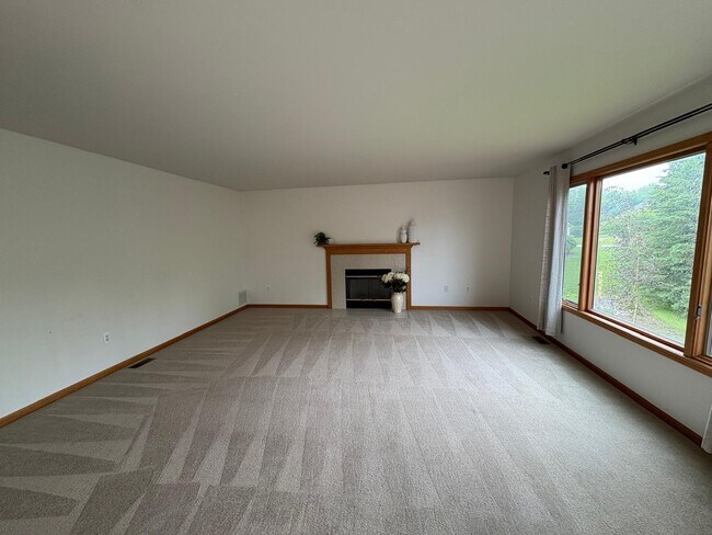 Building Photo - 565 Ironwood Way