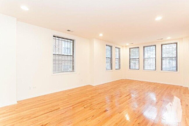 Building Photo - 0 bedroom in Chicago IL 60613