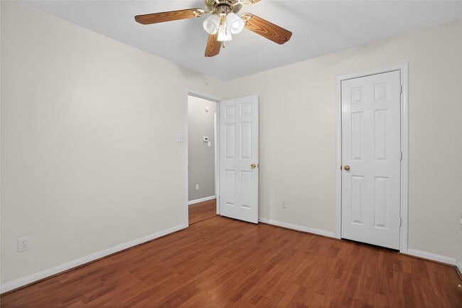 Building Photo - 12530 Meadowglen Dr