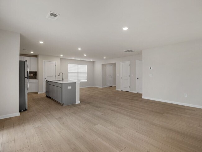 Building Photo - Modern 5BR Home with Quartz Kitchen & Open...