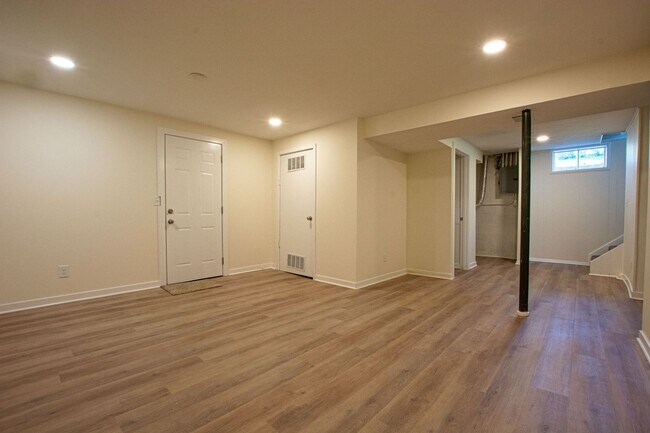 Building Photo - Beautifully Remodeled 3 Bedroom / 2 Bath i...