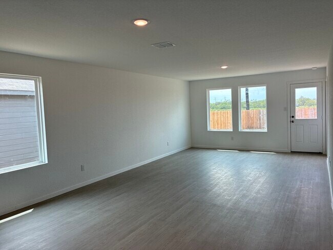 Building Photo - Charming 4 beds 2 baths in San Antonio!